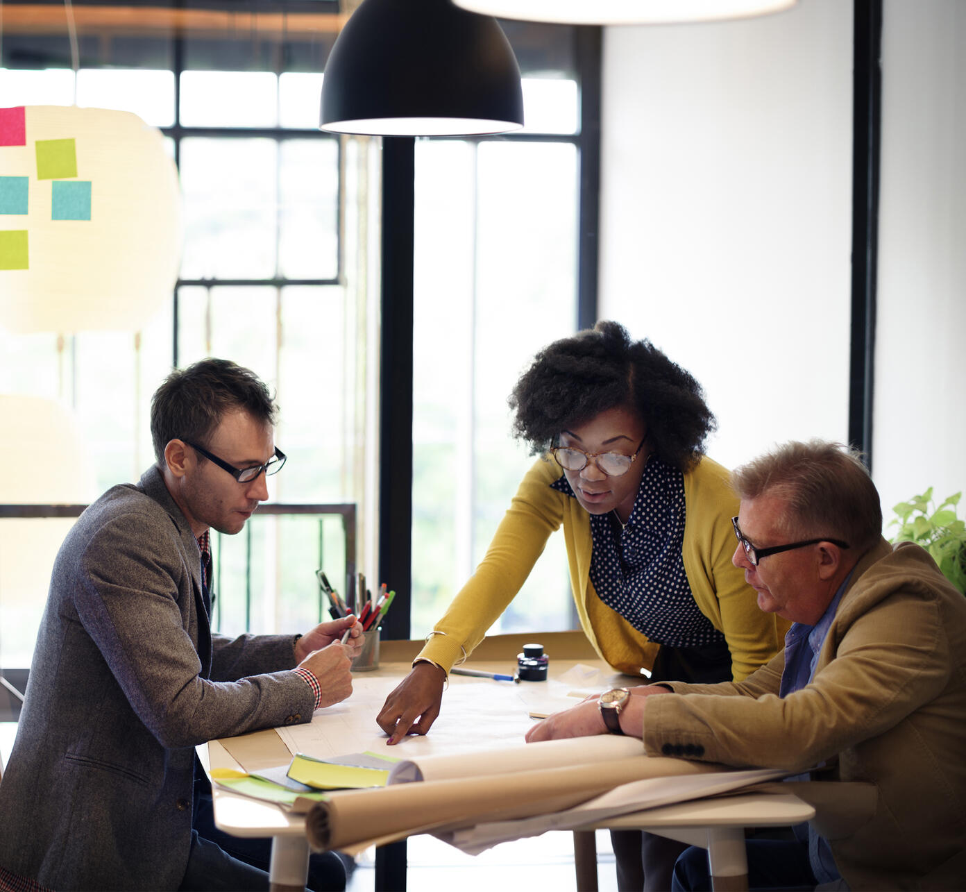 Architecten in bureau met drie ZONDER REKENMACHINE