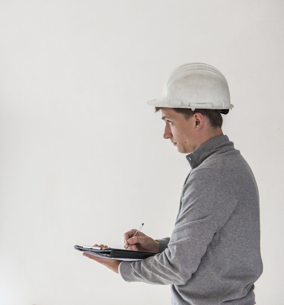 Architect met helm op werf