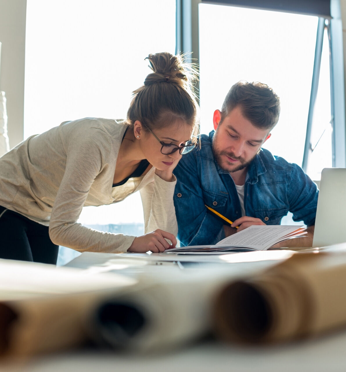 Architecten aan laptop administratie